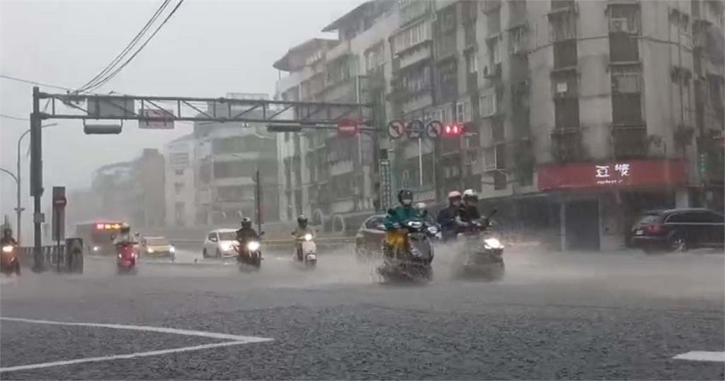 快新聞／午後雨彈來了！ 中北部5縣市大雨特報　新竹縣注意大雷雨