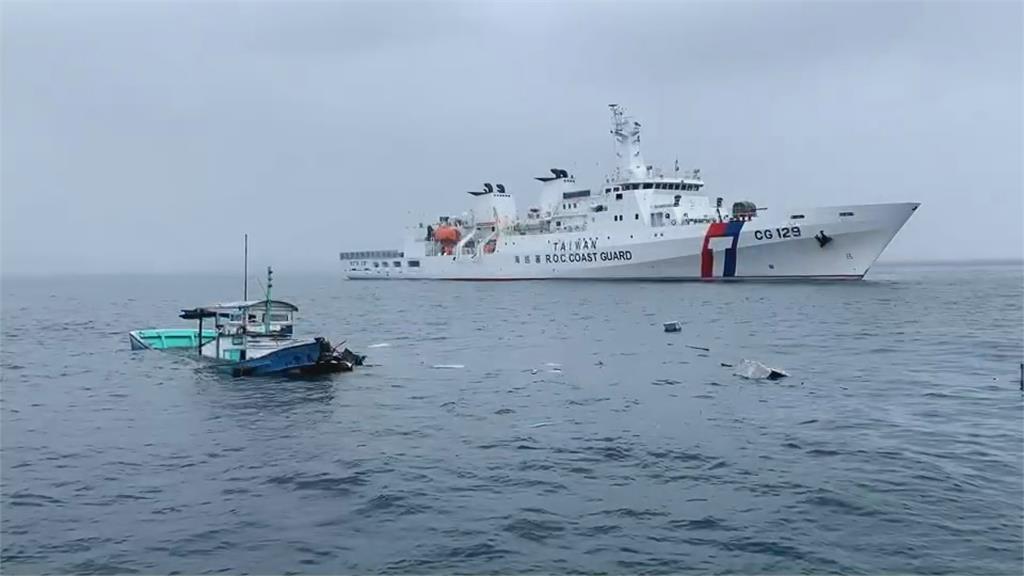 漁船被貨輪擦撞  高雄艦護漁救人