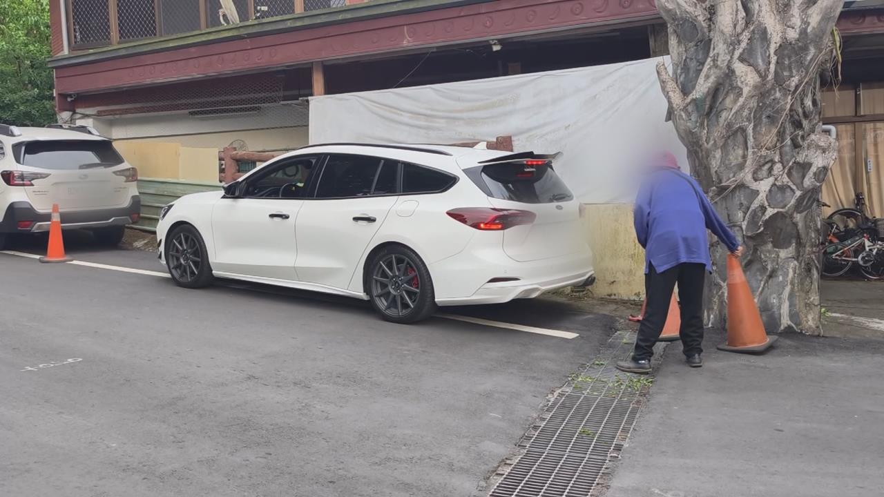 日月潭伊達邵停車爆滿　業者擺三角錐占位攬客
