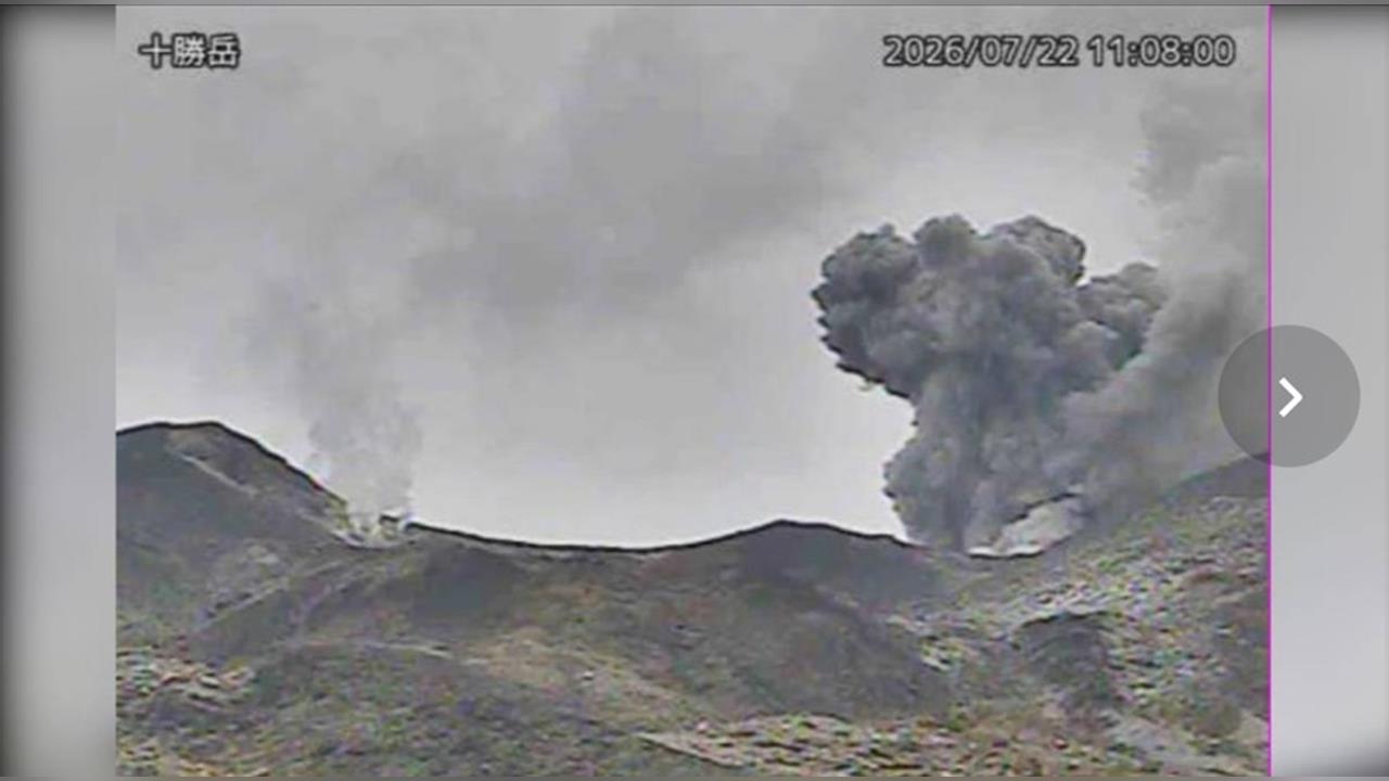 睽違22年！北海道「十勝岳火山」噴發 黑濃直竄2百公尺