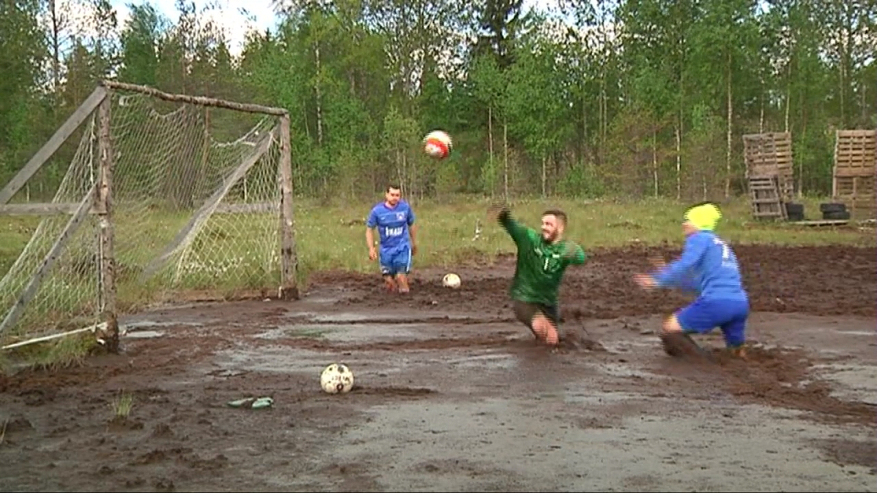 為世界盃暖身！俄羅斯球迷辦泥巴足球賽