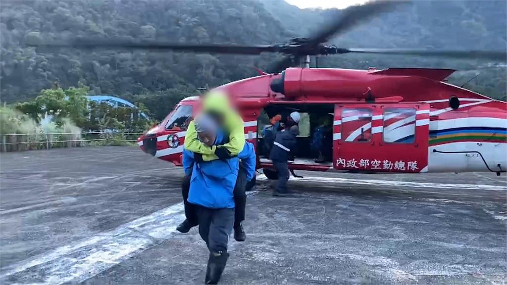 男子攻略「八通關山」跌10米深山谷　天候不佳2度出動直升機救援