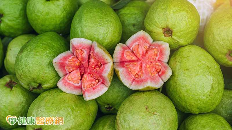 芭樂籽吃多會便秘?營養師揭關鍵 紅白芭樂營養差異一次看