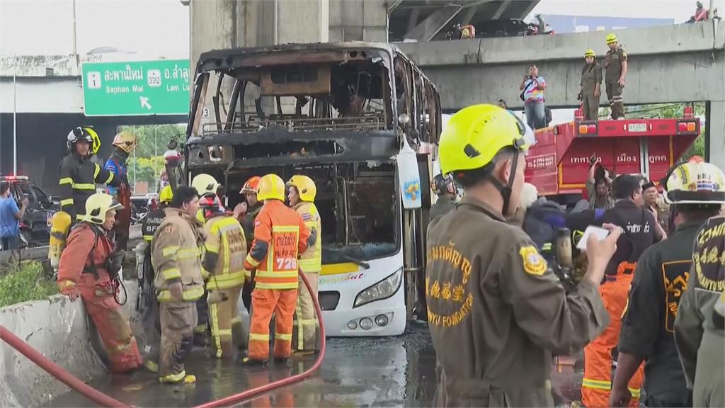 泰國火燒車！爆胎失控撞護欄釀　校車中25人逃生不及凶多吉少