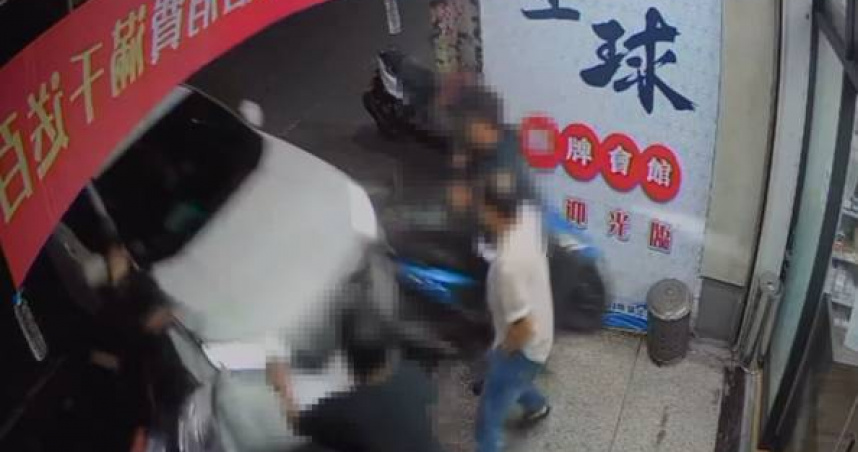 雲林路口驚悚車禍!轎車失控連車帶人衝店釀4傷 監視器畫面曝光