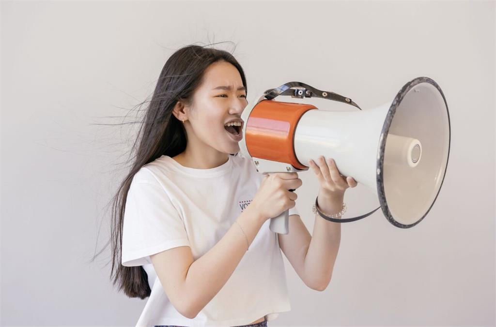 社團活動大喊大叫一下午   女「喉嚨一緊」送醫竟已罕見氣腫！