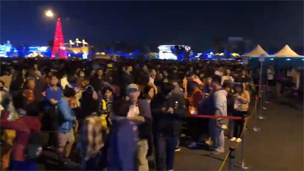 屏東大鵬灣燈會湧百萬人 民眾等嘸接駁車氣炸