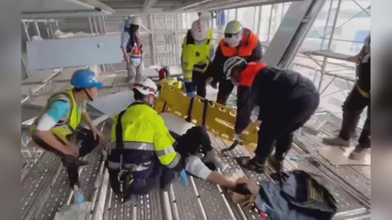 竹科廠房更新工地鷹架倒塌 3工人墜落骨折