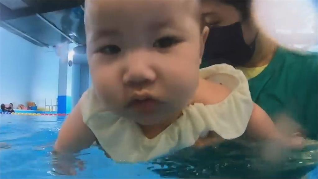 1歲女娃初學游泳「中途大哭不止」　大馬爸無奈揭原因逗笑網