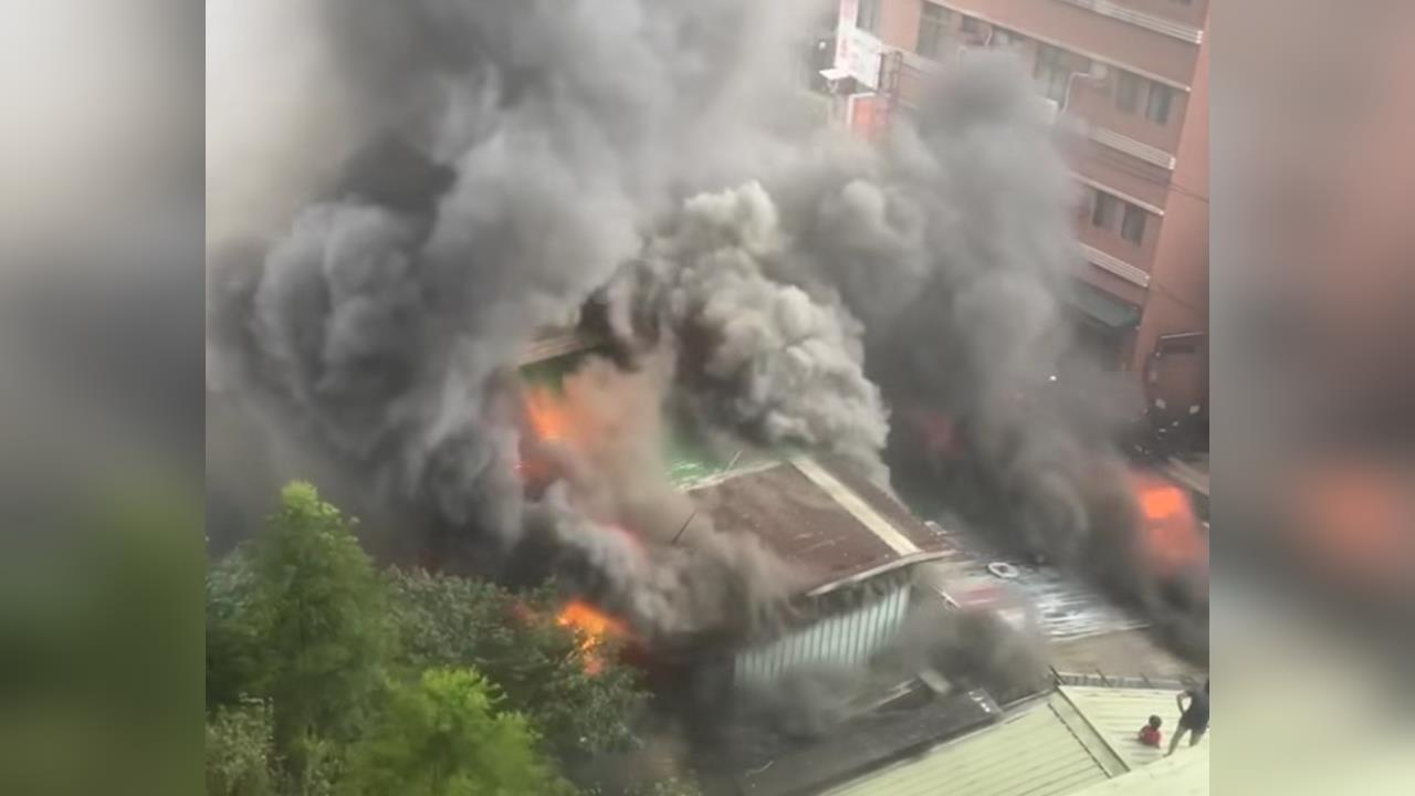 快新聞／木柵國中斜對面鐵皮屋清晨大火濃煙狂竄　住戶驚逃