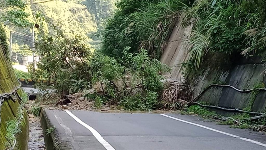 台8線山坡巨石墜落 卡客運底盤撞破輸油管