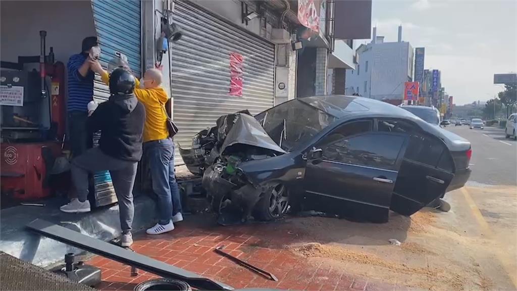 情侶疑車內吵架　整車失控撞進路旁店家