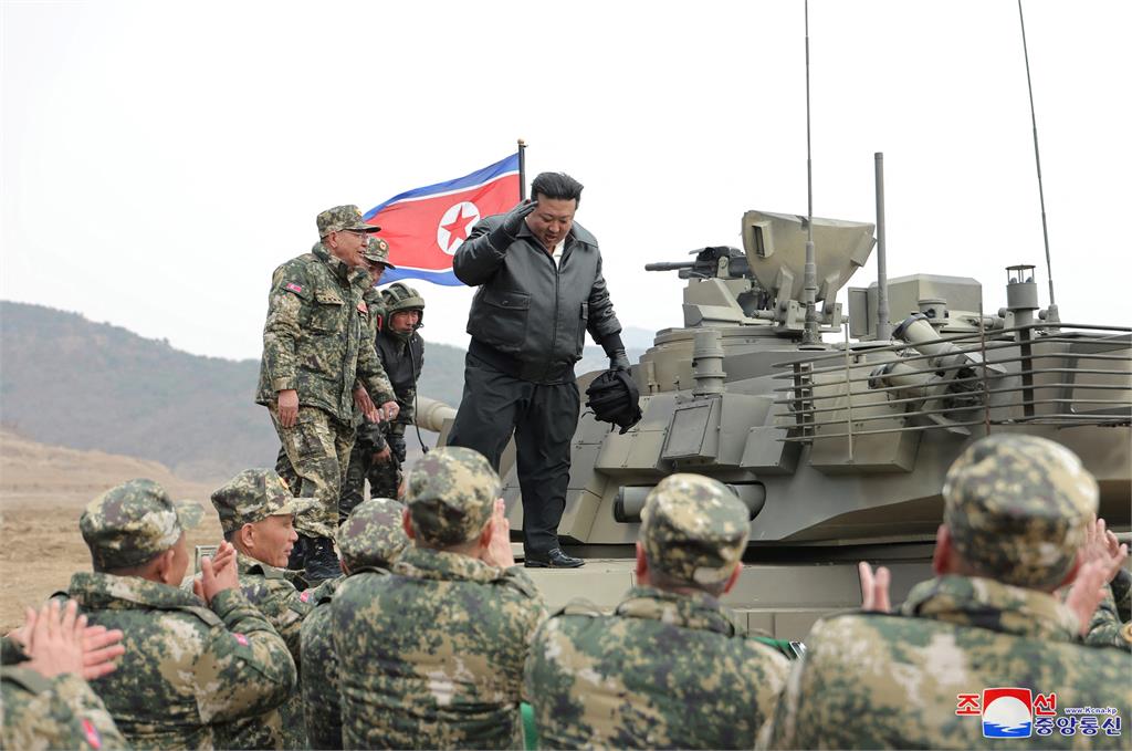 北朝鮮大秀肌肉！<em>金正恩</em>親自「駕駛坦克」畫面曝　檢驗朝軍實戰能力