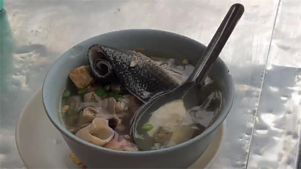 台南「兵仔市場」鹹粥CP值超高！　一碗只要90！有3片魚皮加小卷