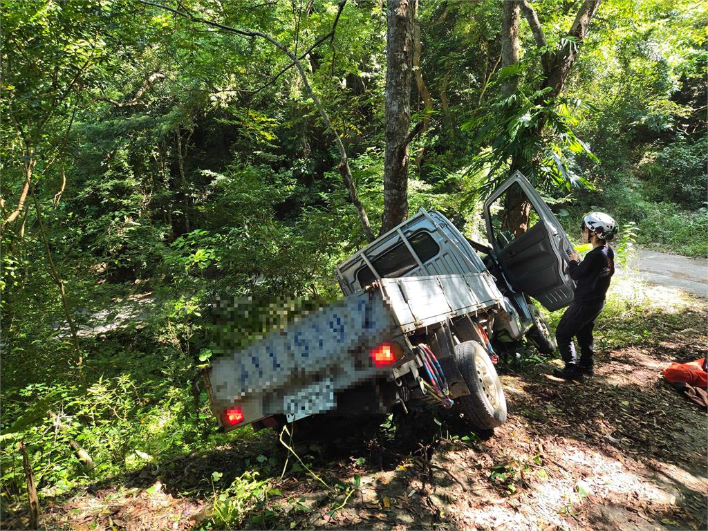 差點衝下山谷！　台東小貨車「卡樹上」半邊懸空