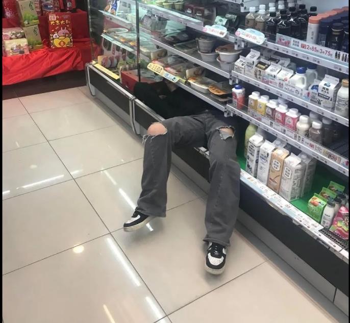 快新聞／抖音害人不淺？國一女不只捷運翻牆逃票　還疑似大鬧超商頭埋冰櫃