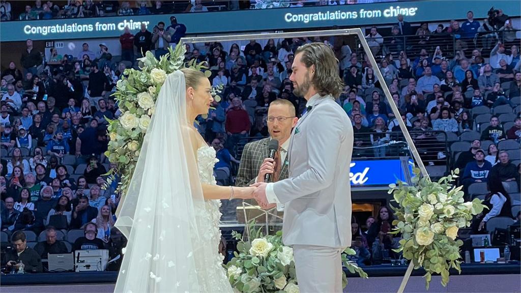 邊看NBA球賽邊結婚！2萬球迷中場見證「獨行俠」情侶鐵粉成夫妻