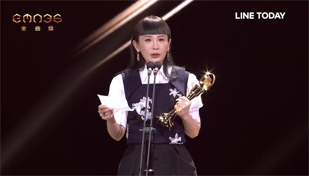 金曲36/魏如萱奪「最佳華語女歌手」暴哭上台:終於從蔡健雅旁邊走上來!