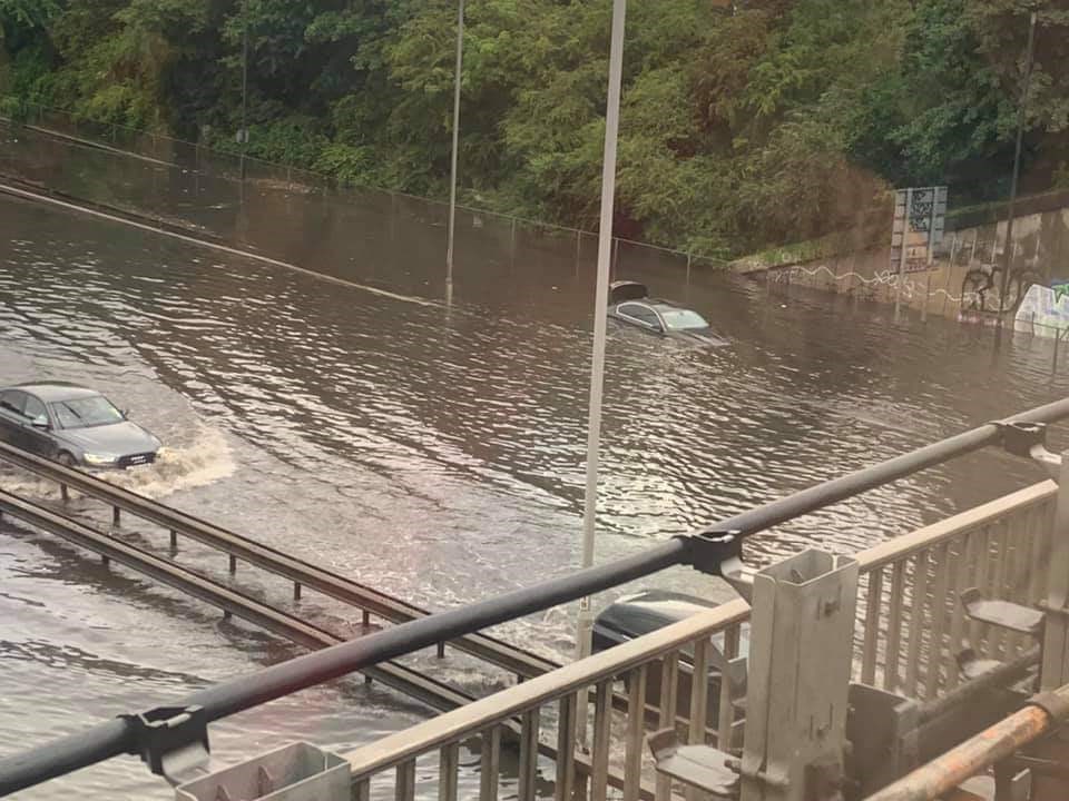 倫敦大雨滂沱市區街道積水　車輛受困寸步難行