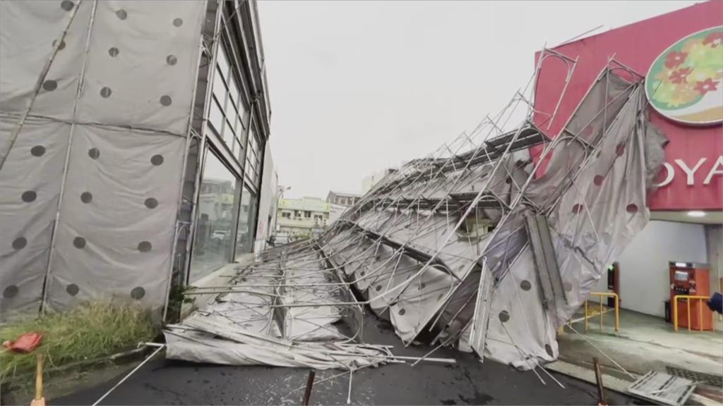 驚險！　台南工地鷹架倒塌　險砸到路過送貨員