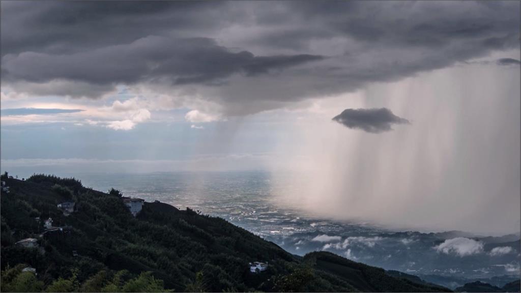 午後強降雨 南投大崙山驚見雨瀑移動美景