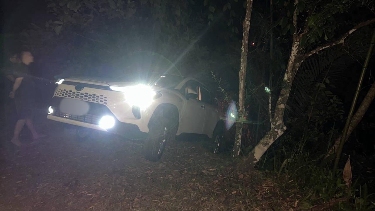 新竹驚險意外!轎車卡邊坡「車身懸空」 2人一開門就墜深谷