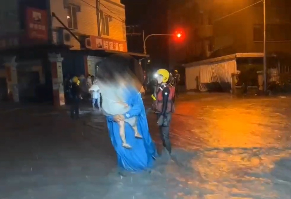 光復高職變孤島　逾30師生與母子驚險受困