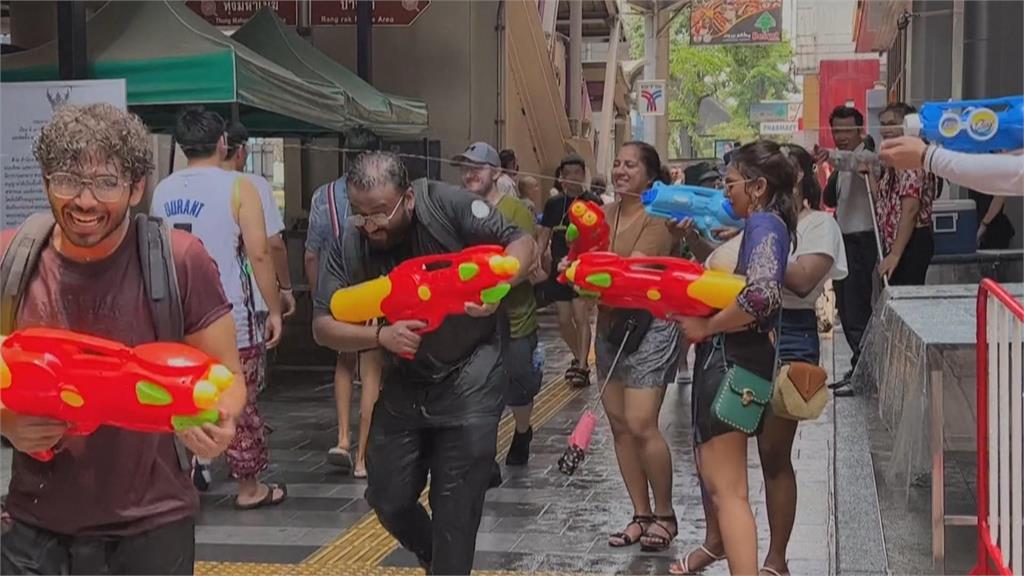 因疫停辦三年！　泰國潑水節登場　曼谷考山路「水槍大戰」High翻