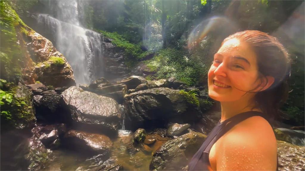 台灣秘境之最！加拿大女孩騎車訪雲森瀑布　入泉中濕透高呼：嘆為觀止