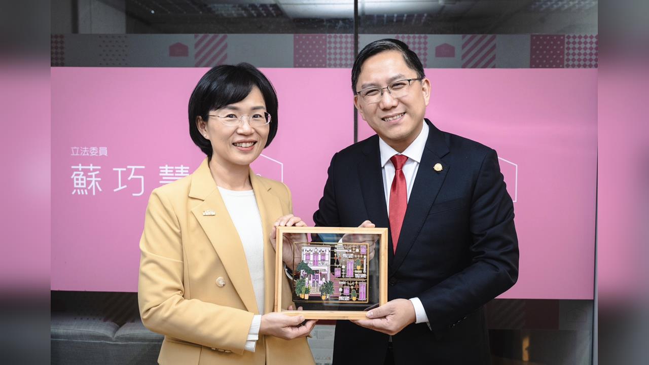 快新聞/手搖飲成亮點!星國市長訪台首站會蘇巧慧 交流城市治理互贈小禮