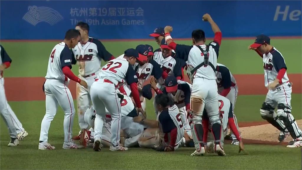 亞運意外！寮國棒球慶祝壓傷隊友　中國、卡達足球「清空板凳」爆推擠