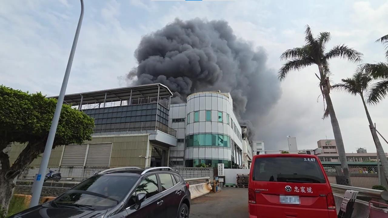 快新聞／彰化紡織工廠陷火海！500坪燃燒黑煙沖天　驚悚畫面曝光