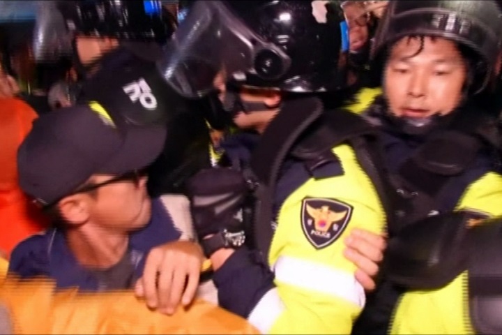 薩德發射車進駐基地 南韓民眾與警爆衝突
