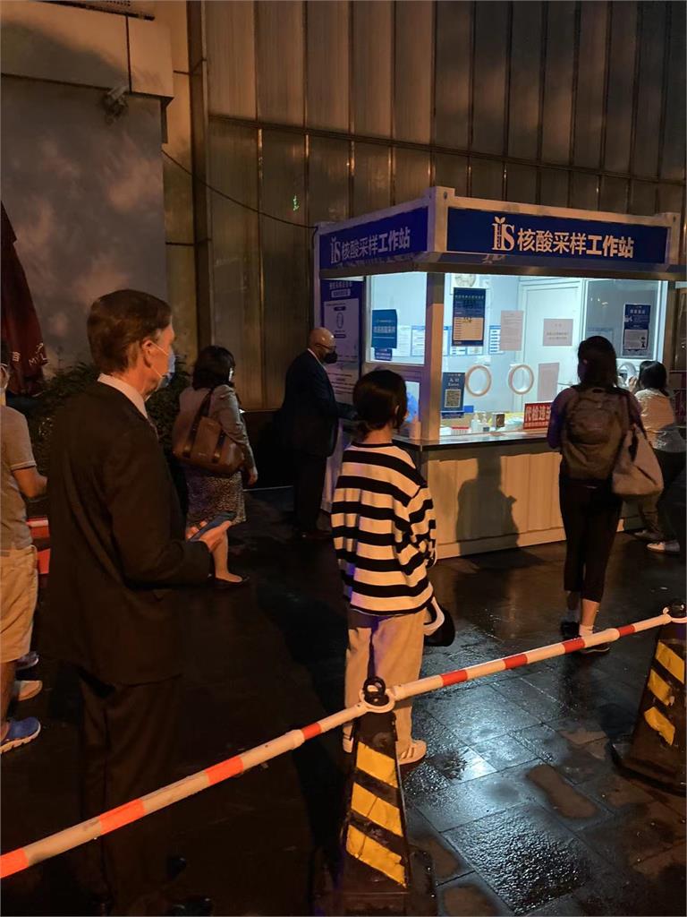 美駐中大使伯恩斯訪上海　與民排隊做PCR引發熱議