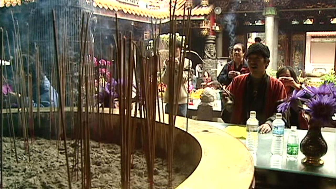 新莊地藏庵「超渡法會」號碼牌開搶　信眾提前徹夜排隊