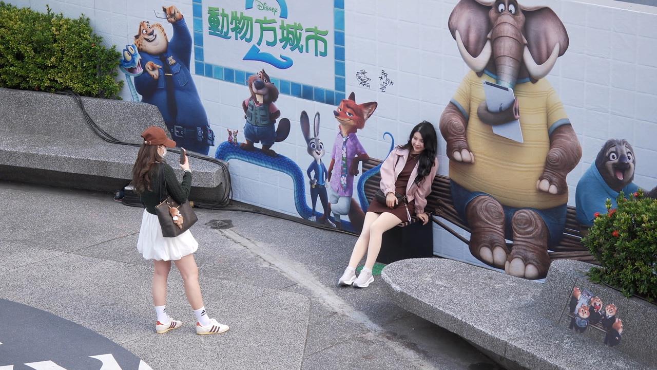 P不掉 動物方城市遭毒手! 北捷中山站電影拍照裝置藝術慘遭塗鴉