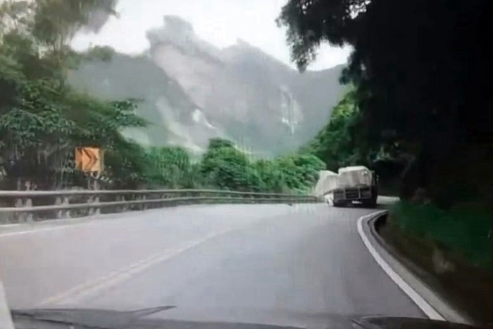 恐怖！拖板車高速過彎 花崗岩噴飛險砸車