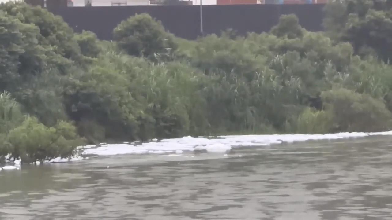 又被汙染！基隆河漂大量泡沫　八堵抽水站暫停抽水