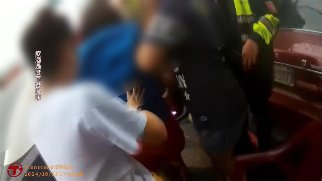 釣蝦場喝醉！警「連人帶椅」抬出　民眾笑翻：進喔