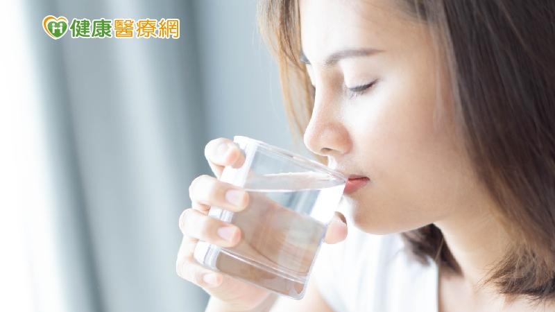吃東西也算喝水量？最新研究：每天喝8杯水太多了