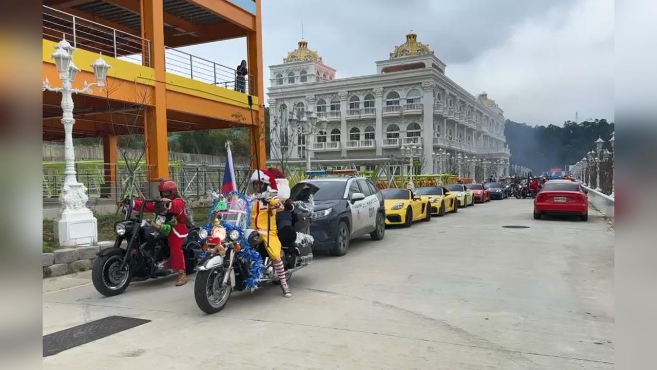 重機車隊耶誕送暖！　上百車友化身耶誕老公公　竹市警出動維安