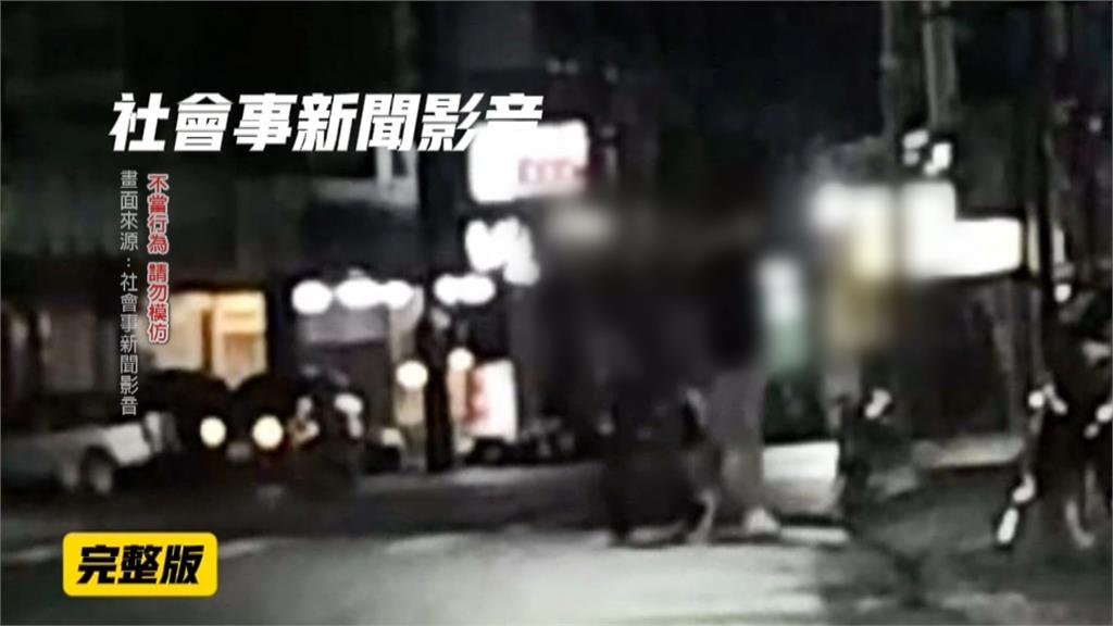 行車糾紛演變全武行！２男街頭互毆　持球棒砸車又砸人