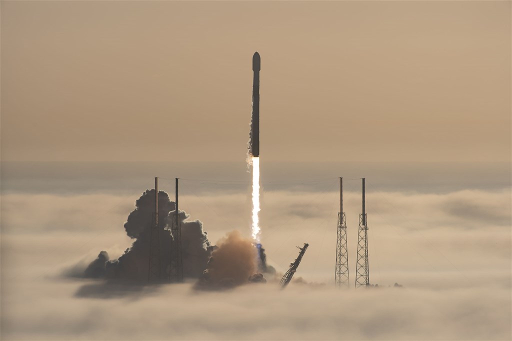 擴大近地軌道衛星群　SpaceX送53顆「星鏈」升空