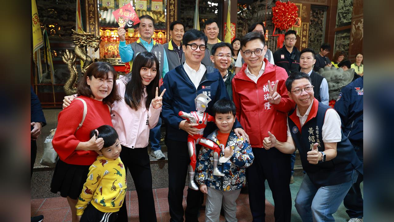 快新聞／陳其邁走春行程起跑　小朋友拿超人力霸王公仔合照