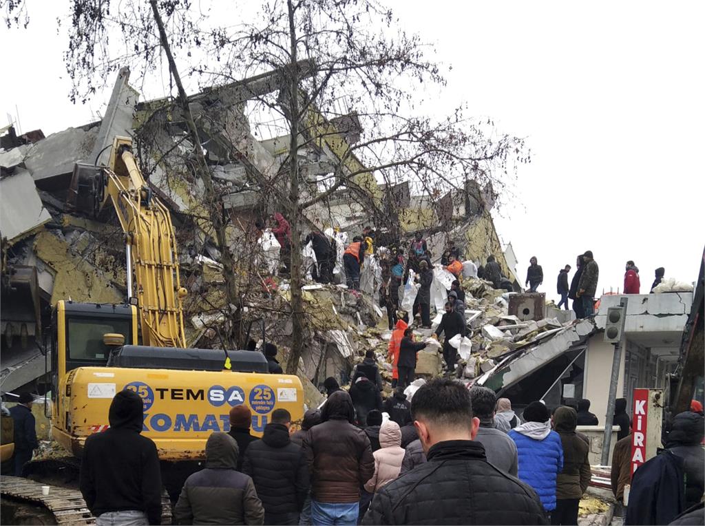 土耳其7.8強震2國逾600死　台灣40人搜救隊今晚專機趕赴救災