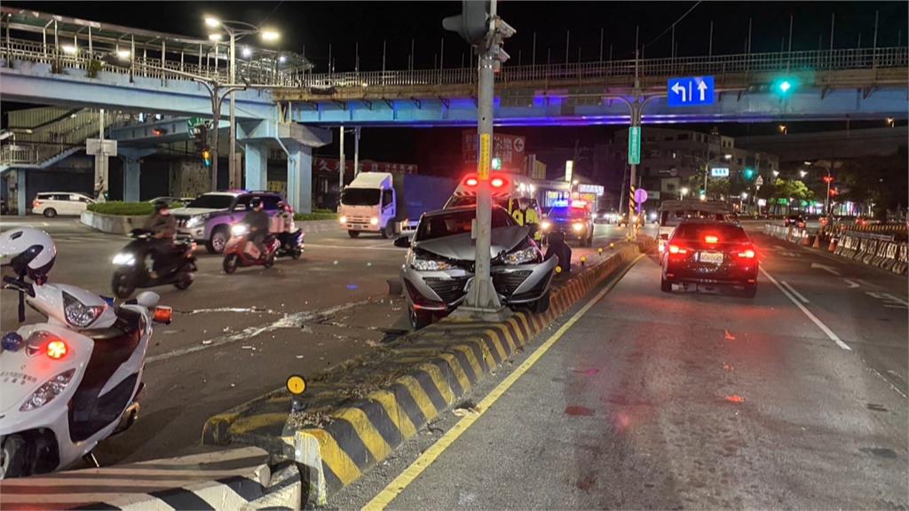 嚇壞! 轎車遭追撞衝上分隔島 民眾質疑號誌設計有瑕疵