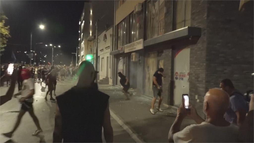塞爾維亞示威爆警民衝突　數十人傷　數百人遭拘留