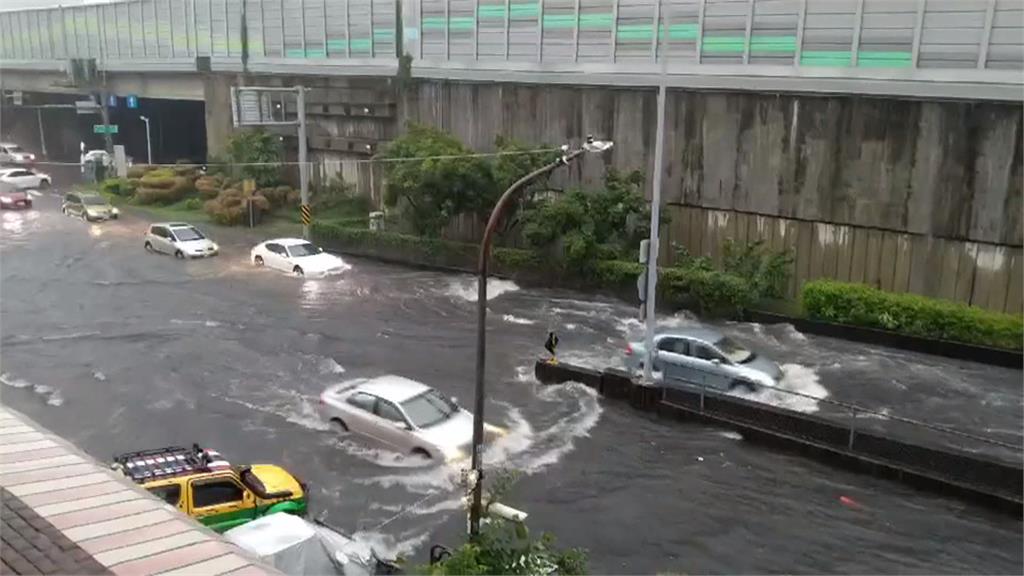 雨炸高雄！水上摩托車油門猛催　九如北上匝道一度積水封閉！本館路變本館河