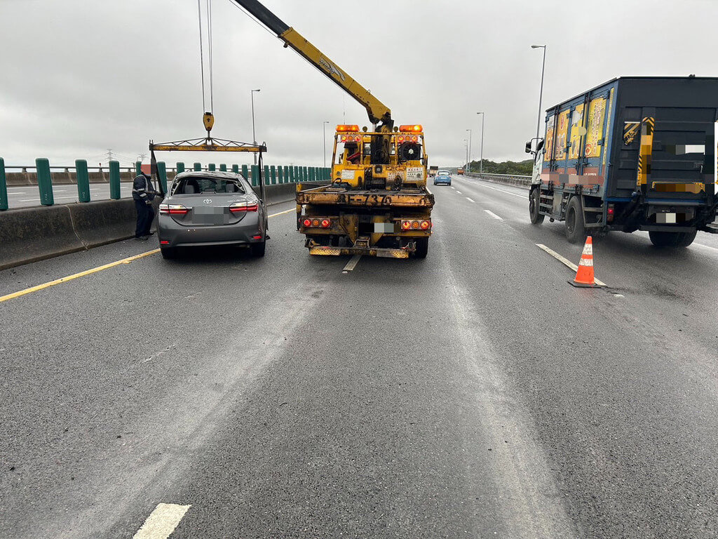 國3沙鹿段貨車翻覆漏油釀追撞　自小客天雨衝護欄