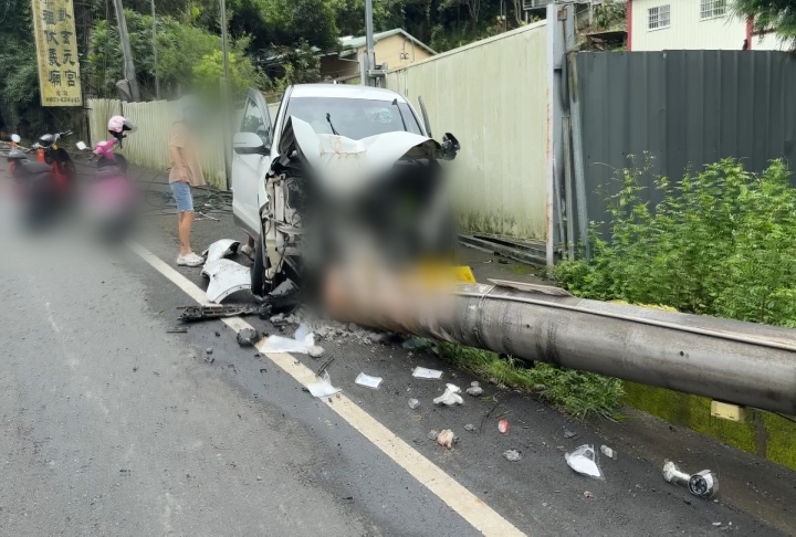 南投男疑恍神衝對向車道 撞小客車再追撞電桿